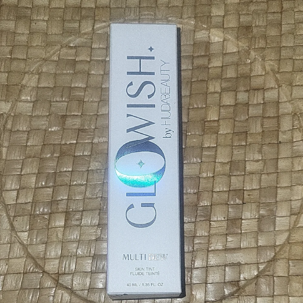 HUDA BEAUTY GloWish Multi-Dew Skin Tint
